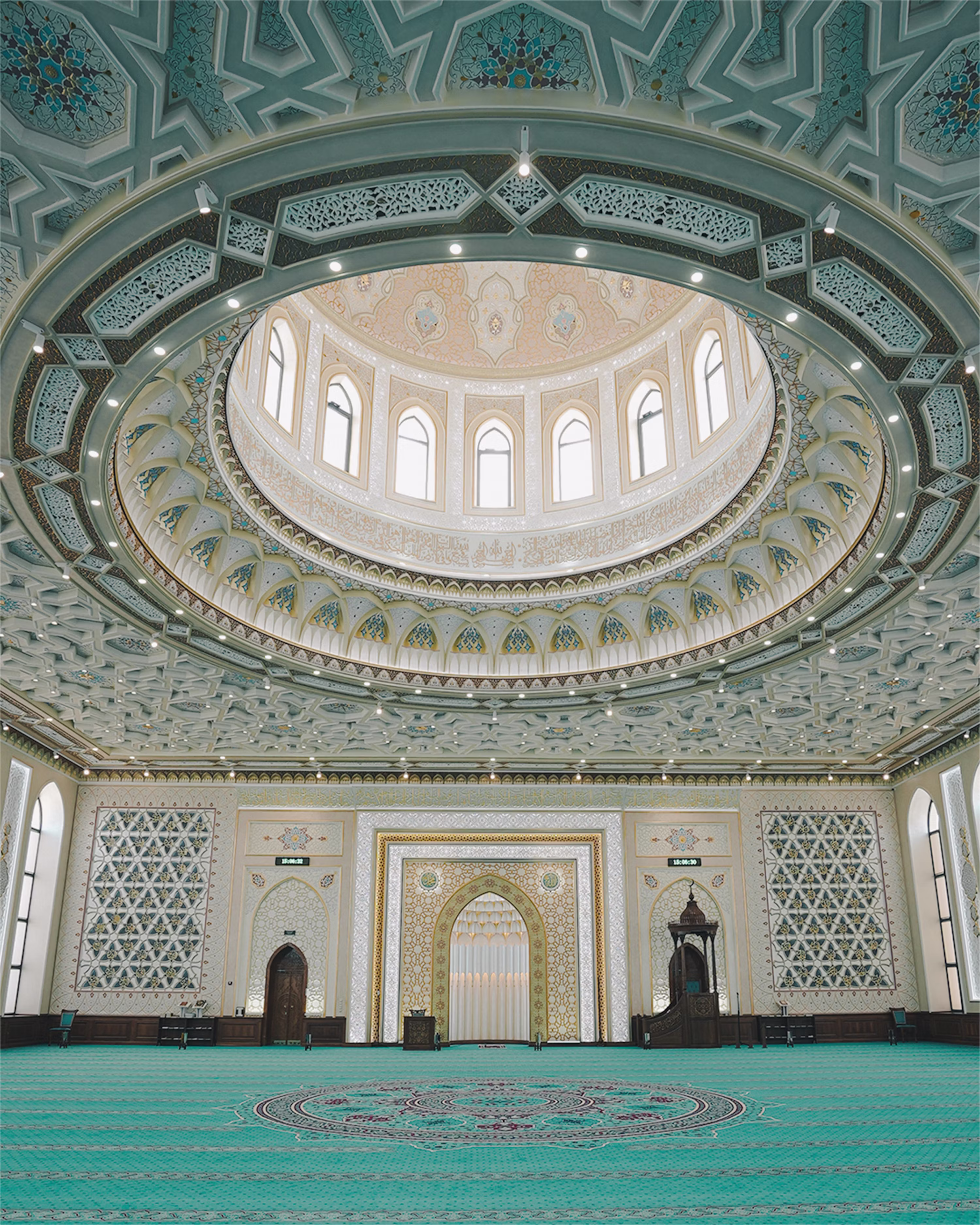 Interior masjid dengan kubah